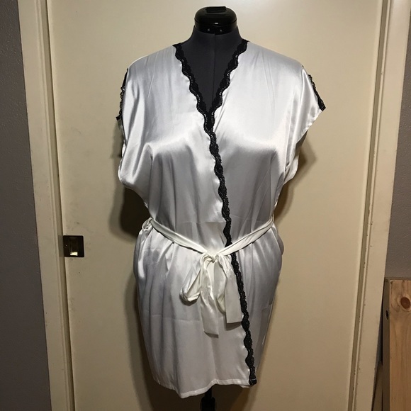 Victoria’s Secret Bombshell Robe - Picture 4 of 6